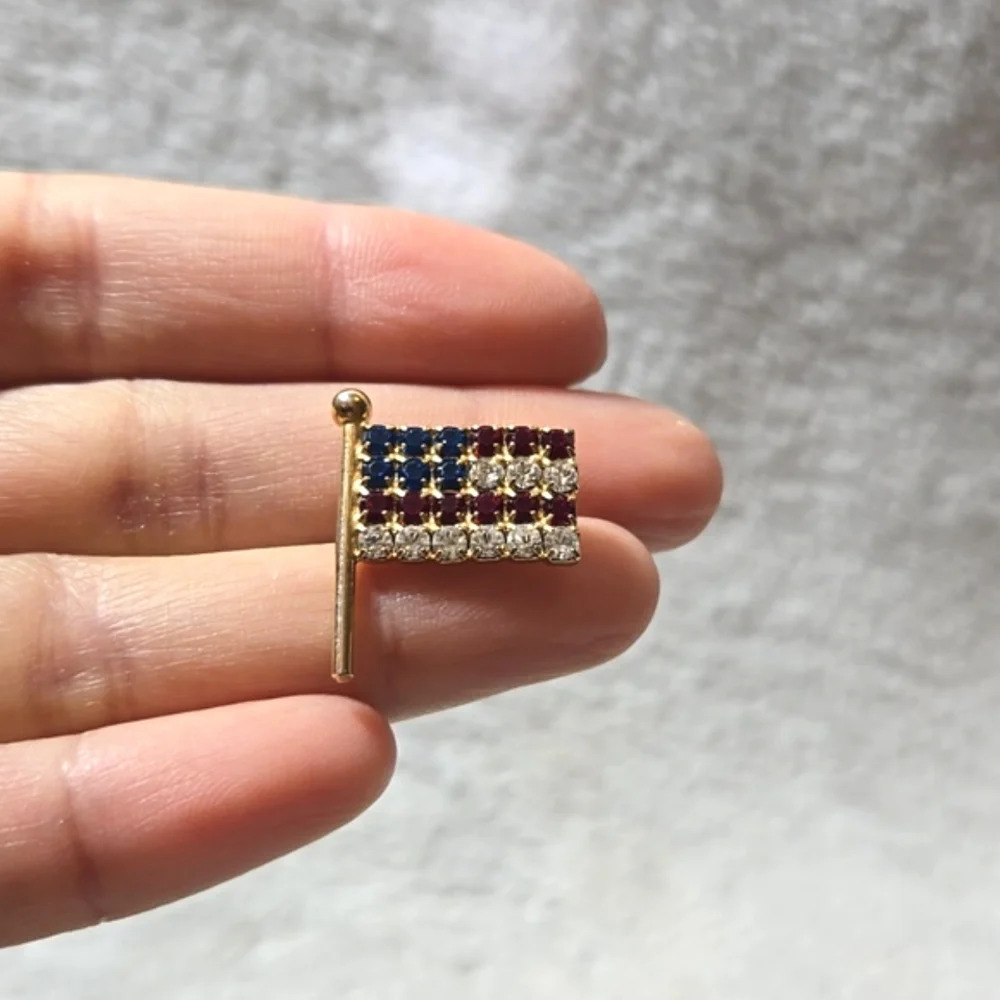 #448 Vintage Beautiful Red White Blue Rhinestone Flag Pin - Picture 2 of 4
